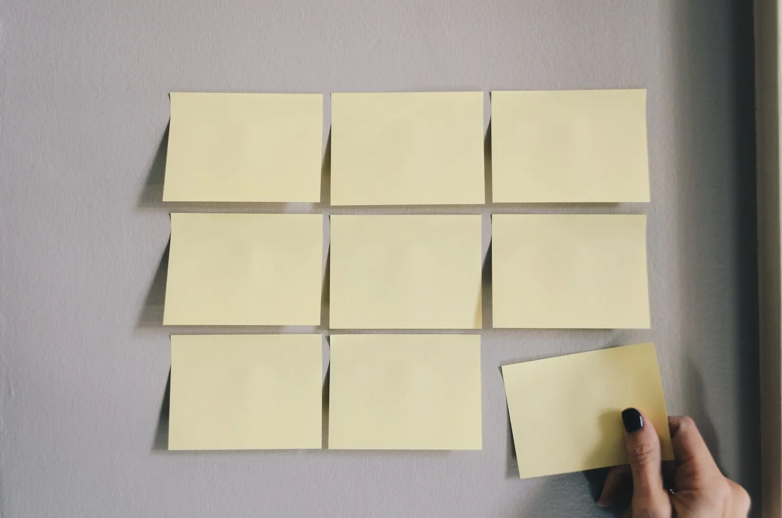 Guide pour choisir le bon modèle de papier kraft autocollant selon vos besoins