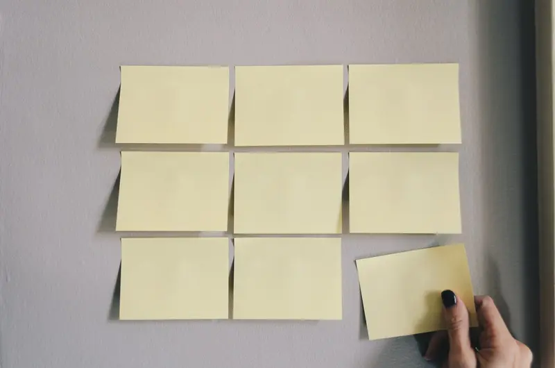 Guide pour choisir le bon modèle de papier kraft autocollant selon vos besoins