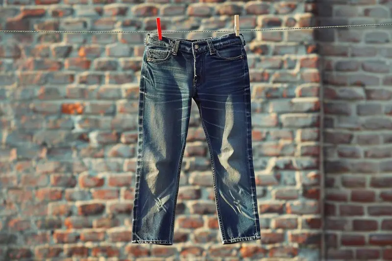 Quels tissus sont utilisés pour fabriquer un jean brut ?